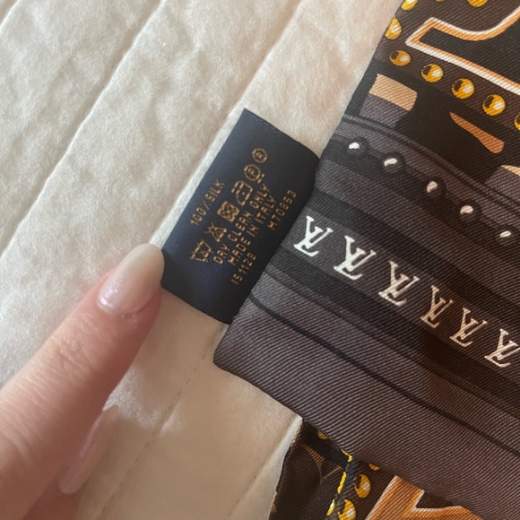 Louis Vuitton Bag Scarf - Picture 4 of 6
